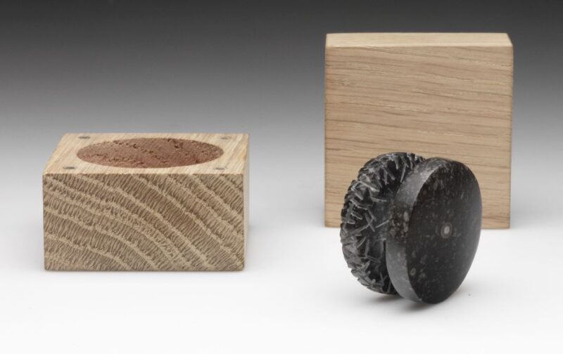 Relatie penning: Movement of the Heart, 2014, Belgian hardstone and ironfillings, oak box, 3,7x3,7x1,2 cm, te bestellen bij www.penningkunst.nl Relatie penning: Movement of the Heart, 2014, Belgian hardstone and ironfillings, oak box, 3,7x3,7x1,2 cm, te bestellen bij www.penningkunst.nl