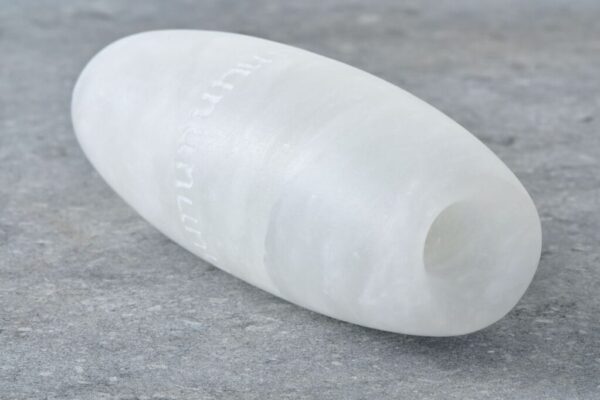 Nu nununu, 2023, alabaster, ø 3,5x10 cm